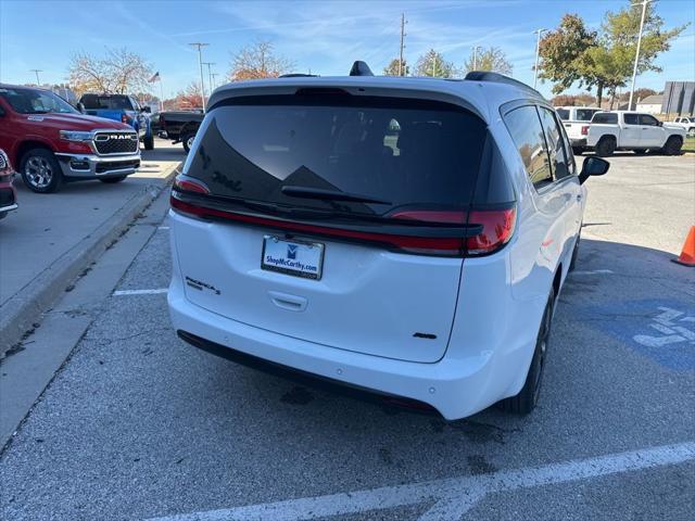 2026 Chrysler Pacifica Select AWD