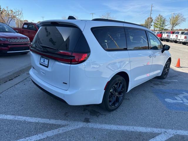 2026 Chrysler Pacifica Select AWD