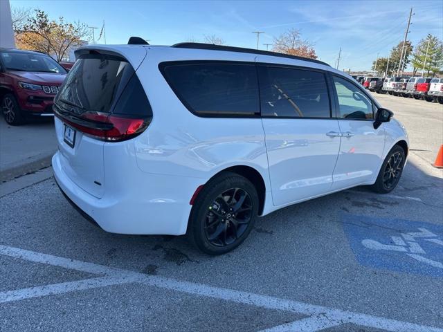 2026 Chrysler Pacifica Select AWD