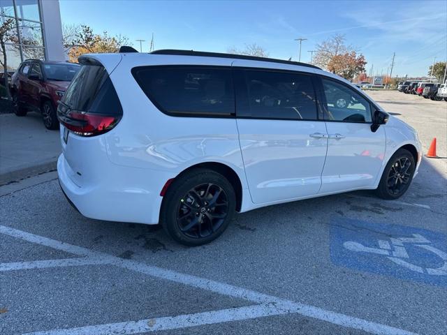 2026 Chrysler Pacifica Select AWD