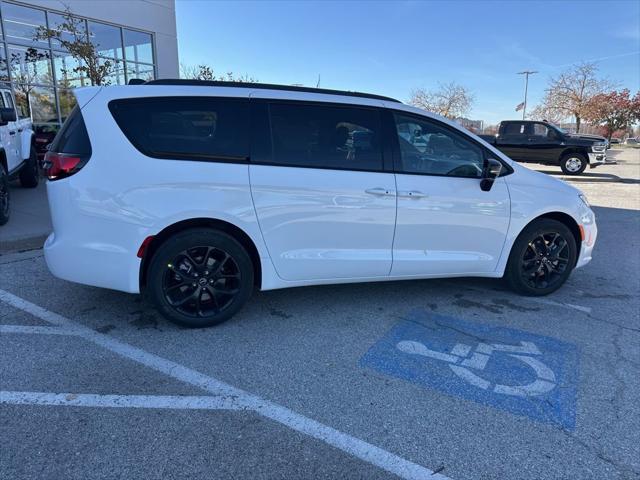 2026 Chrysler Pacifica Select AWD