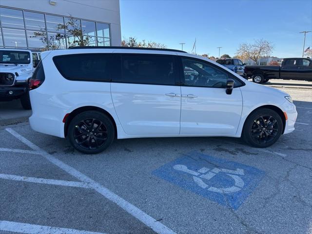 2026 Chrysler Pacifica Select AWD