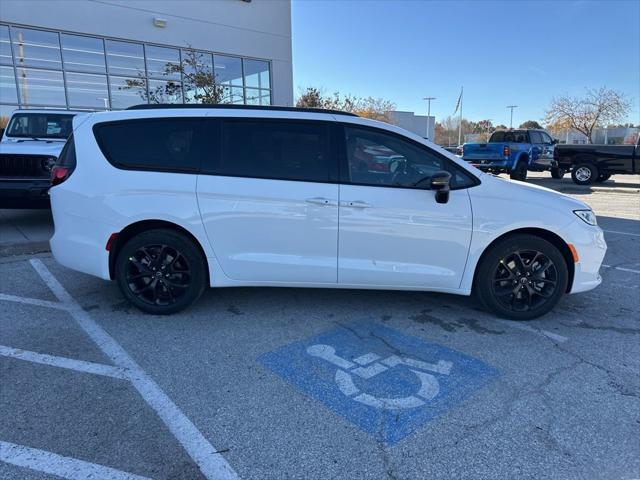 2026 Chrysler Pacifica Select AWD