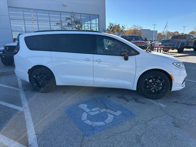 2026 Chrysler Pacifica Select AWD