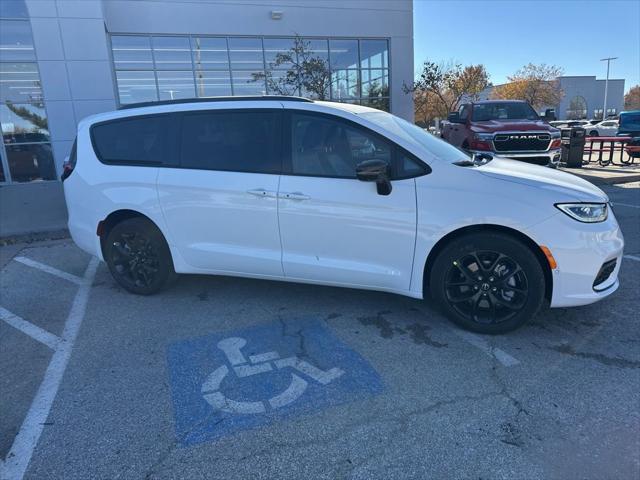 2026 Chrysler Pacifica Select AWD