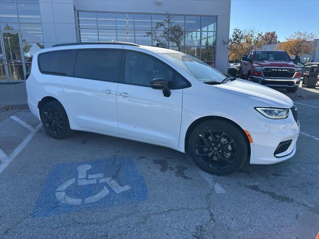2026 Chrysler Pacifica Select AWD