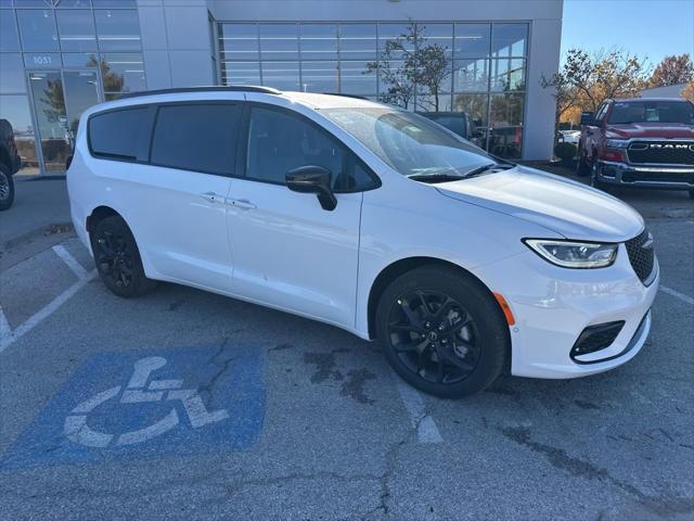2026 Chrysler Pacifica Select AWD