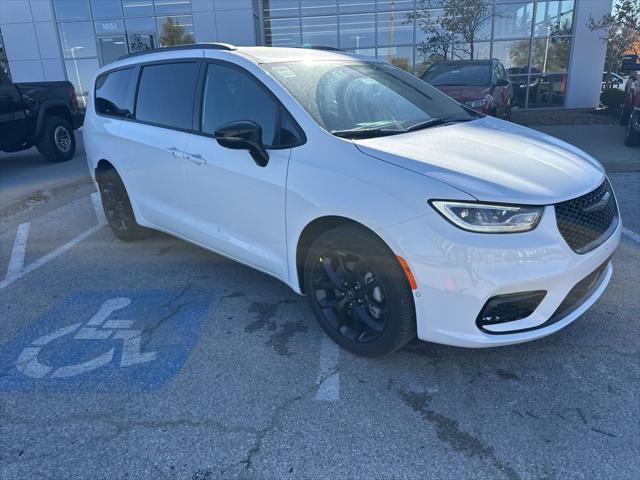 2026 Chrysler Pacifica Select AWD