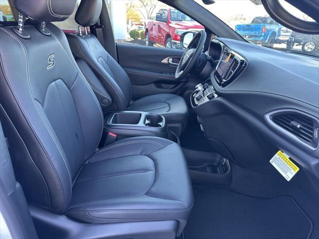 2026 Chrysler Pacifica Select AWD