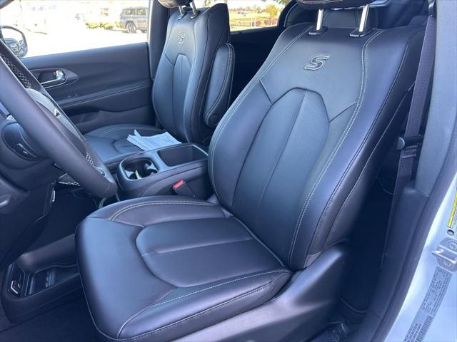 2026 Chrysler Pacifica Select AWD