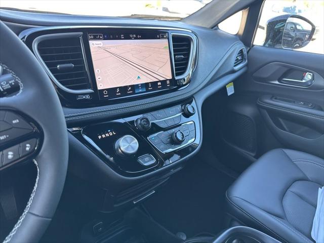 2026 Chrysler Pacifica Select AWD