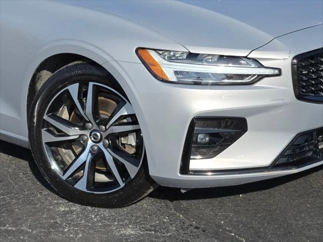 2024 Volvo S60 B5 Core Dark Theme