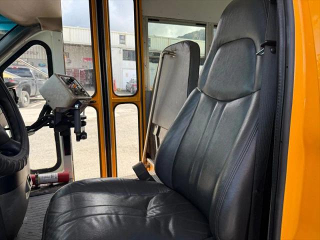 2002 Chevrolet Express Cutaway Base