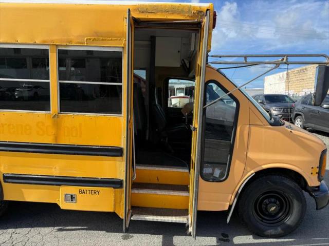 2002 Chevrolet Express Cutaway Base
