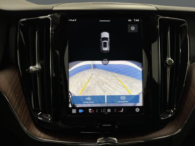 2024 Volvo XC60 B5 Plus Dark Theme