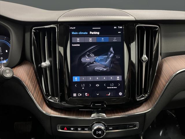 2024 Volvo XC60 B5 Plus Dark Theme