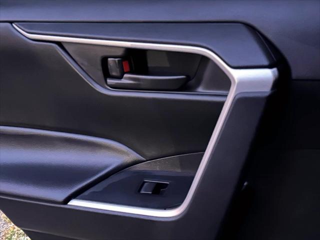 2022 Toyota RAV4 LE [21]