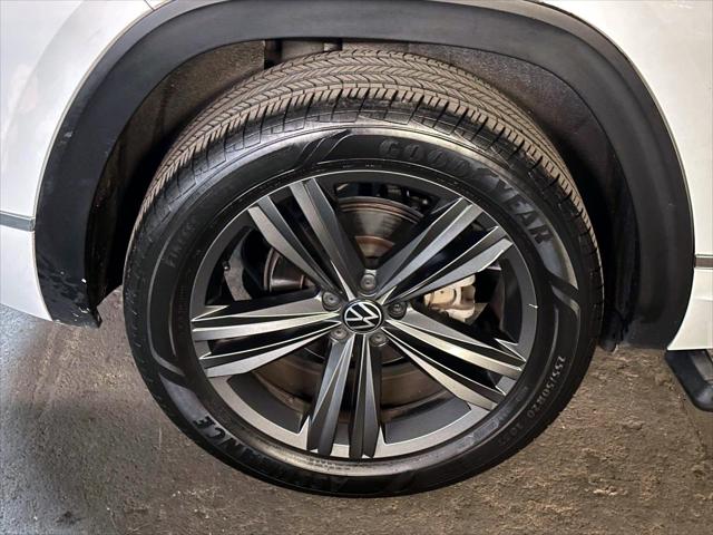 2022 Volkswagen Atlas Cross Sport 2.0T SEL R-Line [10]