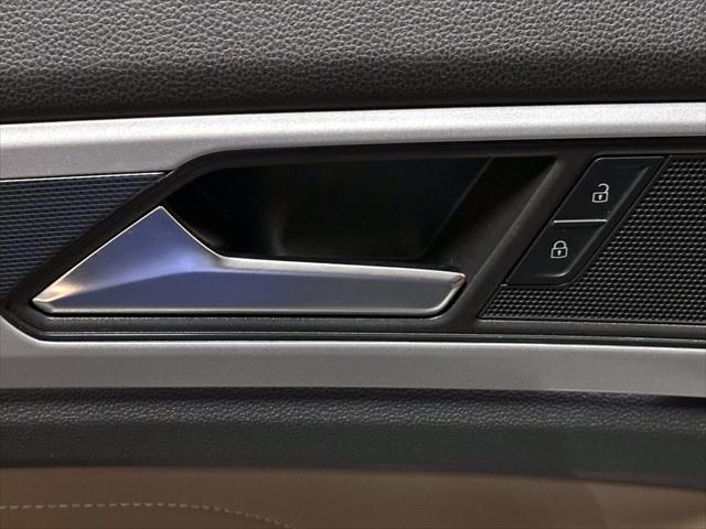 2022 Volkswagen Atlas Cross Sport 2.0T SEL R-Line [11]