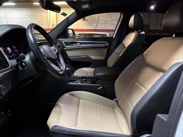 2022 Volkswagen Atlas Cross Sport 2.0T SEL R-Line [15]