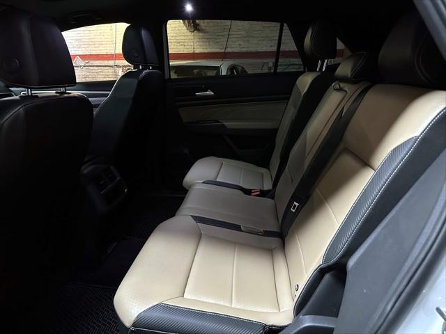 2022 Volkswagen Atlas Cross Sport 2.0T SEL R-Line [16]