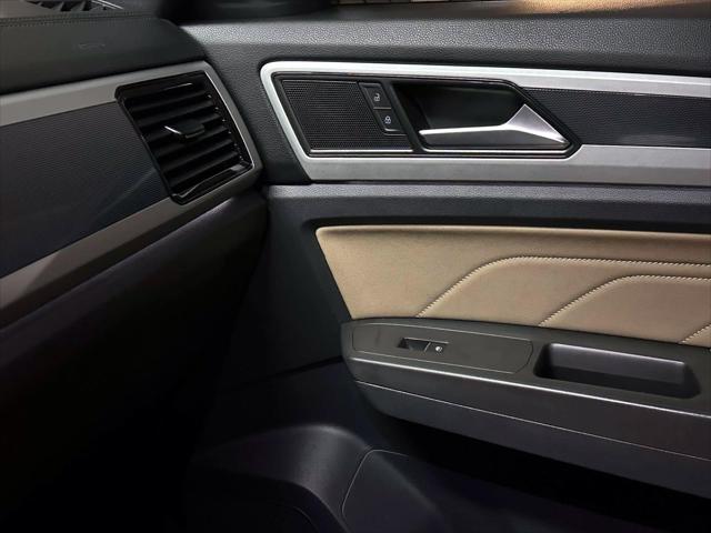 2022 Volkswagen Atlas Cross Sport 2.0T SEL R-Line [26]