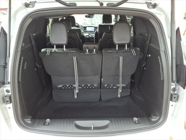 2026 Chrysler Pacifica Select AWD