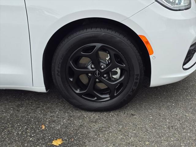 2024 Chrysler Pacifica Hybrid Premium S Appearance Pkg