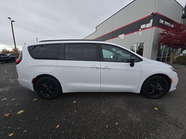 2024 Chrysler Pacifica Hybrid Premium S Appearance Pkg