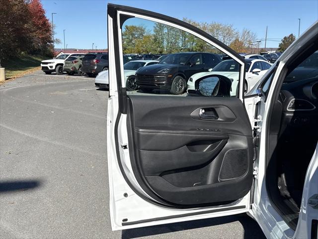 2026 Chrysler Voyager LX