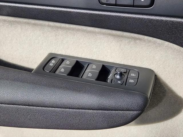 2026 Volvo XC40 Ultra, B5 AWD Gas (mild hybrid), Dark