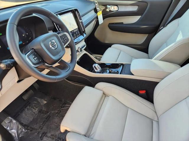 2026 Volvo XC40 Ultra, B5 AWD Gas (mild hybrid), Dark