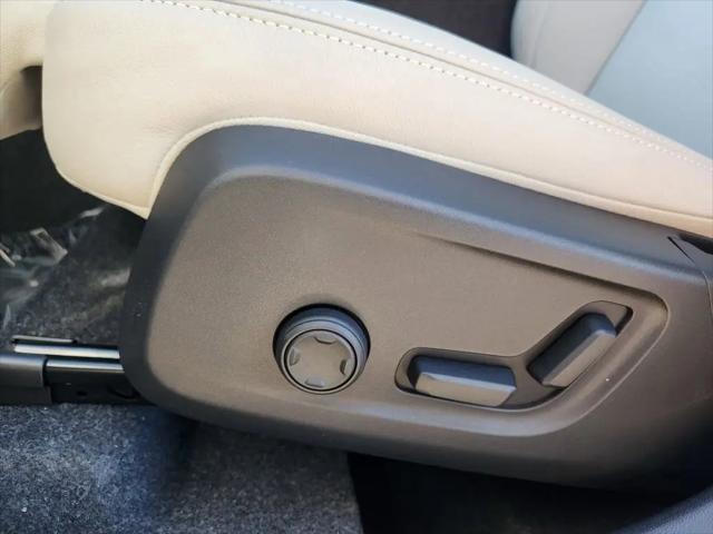2026 Volvo XC40 Ultra, B5 AWD Gas (mild hybrid), Dark