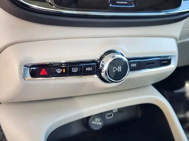 2026 Volvo XC40 Ultra, B5 AWD Gas (mild hybrid), Dark