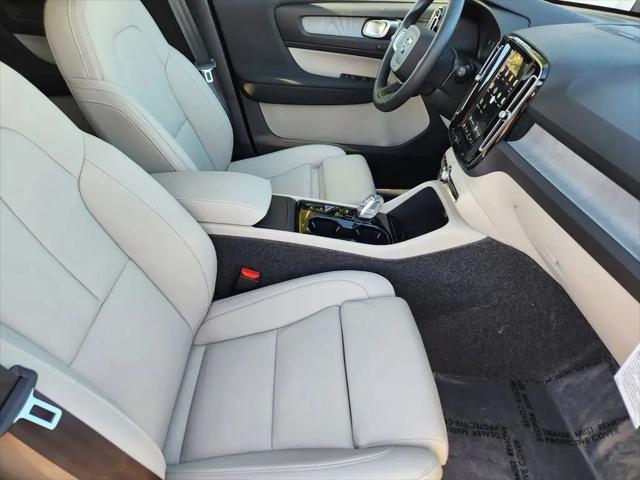 2026 Volvo XC40 Ultra, B5 AWD Gas (mild hybrid), Dark