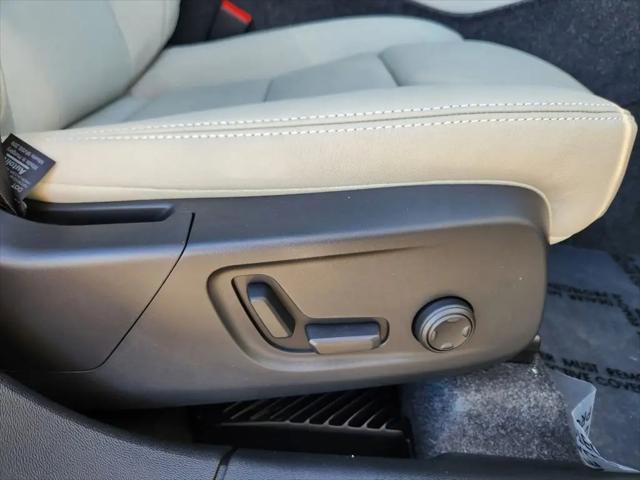 2026 Volvo XC40 Ultra, B5 AWD Gas (mild hybrid), Dark