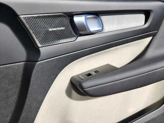 2026 Volvo XC40 Ultra, B5 AWD Gas (mild hybrid), Dark