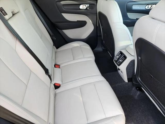 2026 Volvo XC40 Ultra, B5 AWD Gas (mild hybrid), Dark