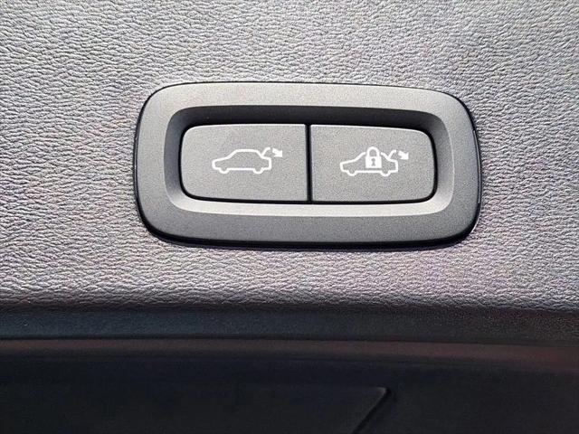2026 Volvo XC40 Ultra, B5 AWD Gas (mild hybrid), Dark