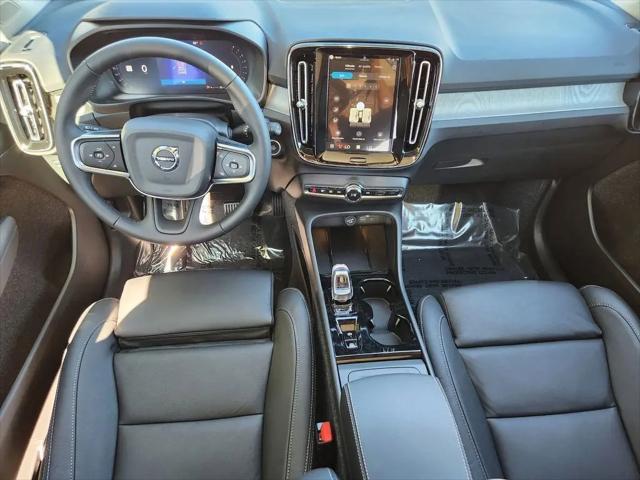 2026 Volvo XC40 Plus, B5 AWD Gas (mild hybrid), Dark
