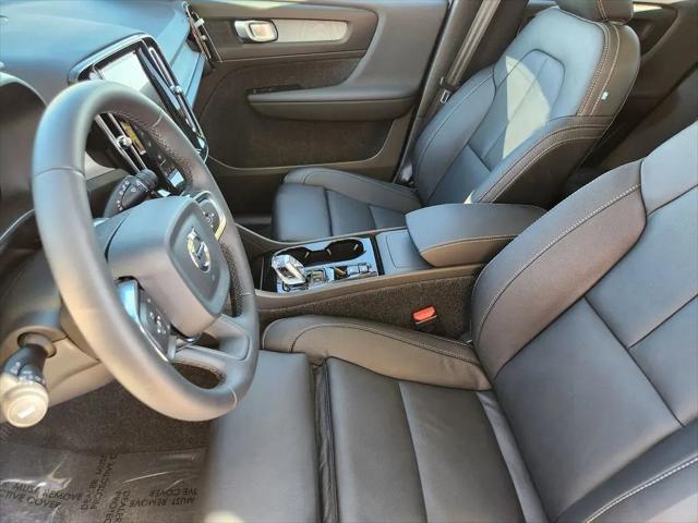 2026 Volvo XC40 Plus, B5 AWD Gas (mild hybrid), Dark