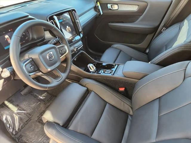 2026 Volvo XC40 Plus, B5 AWD Gas (mild hybrid), Dark