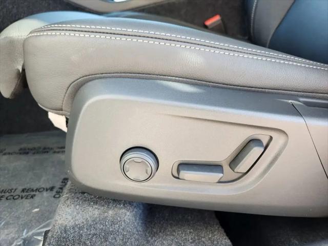 2026 Volvo XC40 Plus, B5 AWD Gas (mild hybrid), Dark