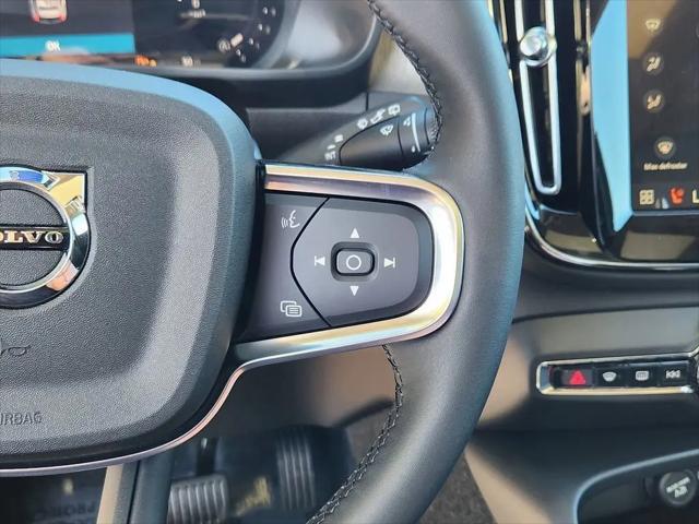 2026 Volvo XC40 Plus, B5 AWD Gas (mild hybrid), Dark