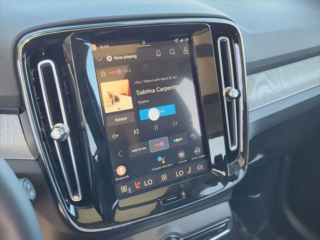 2026 Volvo XC40 Plus, B5 AWD Gas (mild hybrid), Dark