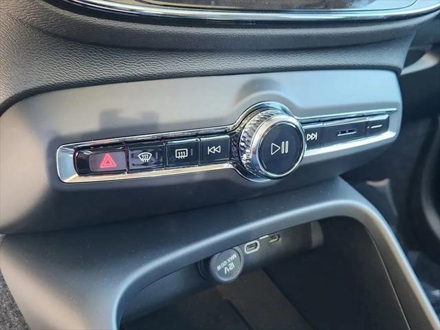 2026 Volvo XC40 Plus, B5 AWD Gas (mild hybrid), Dark