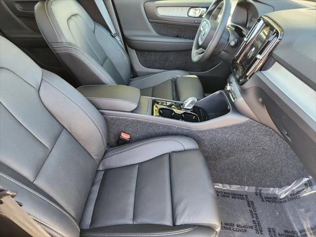 2026 Volvo XC40 Plus, B5 AWD Gas (mild hybrid), Dark