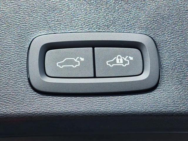 2026 Volvo XC40 Plus, B5 AWD Gas (mild hybrid), Dark
