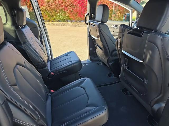 2026 Chrysler Pacifica Select AWD