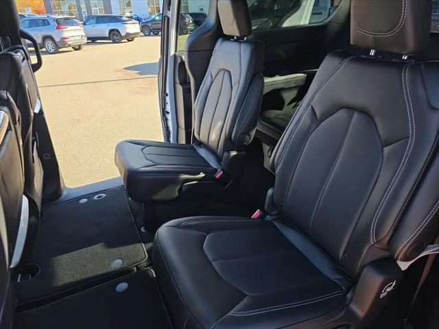 2026 Chrysler Pacifica Select AWD